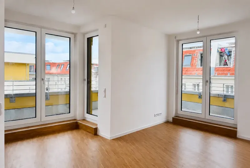 Erstbezug: 2-Zimmer-Neubau-Penthouse mit 21 m² Sonnenterrasse, Einbauküche & Aufzug — photo 1